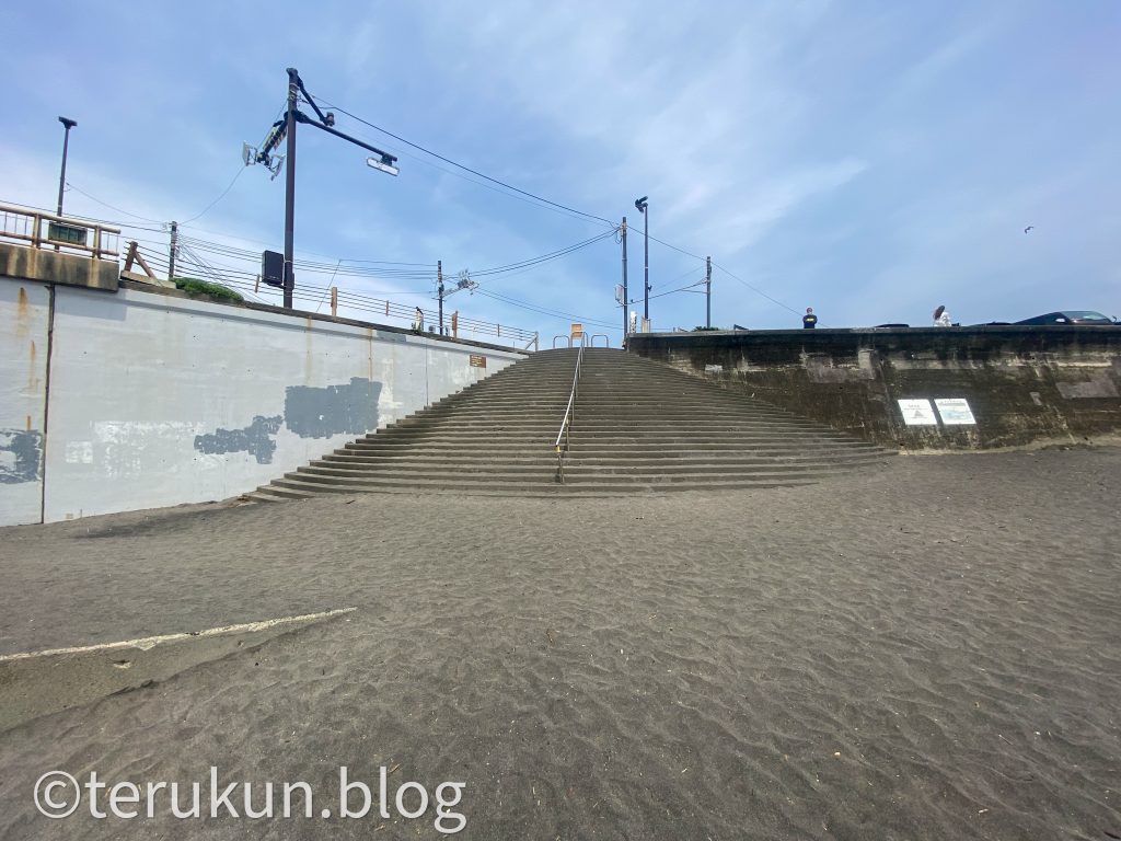 七里ヶ浜海岸の階段